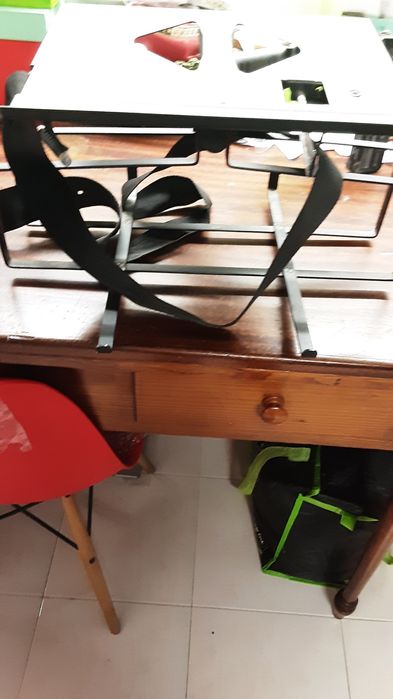 Suporte para televisão com correias dá  também para vídeo