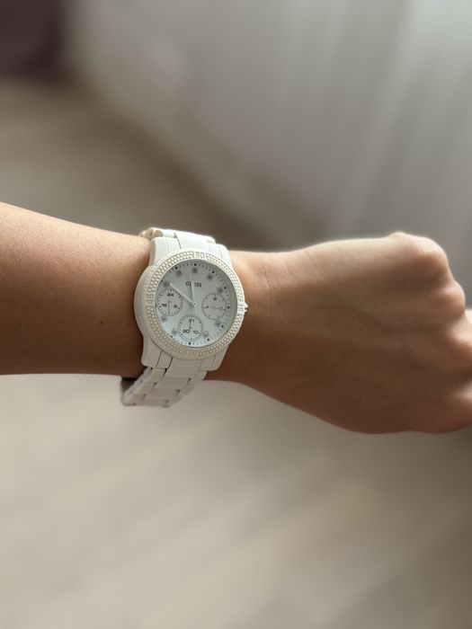 Годинник Guess білий W0944L1