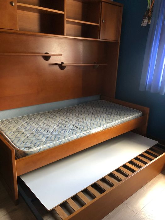 Cama com estante em cerejeira