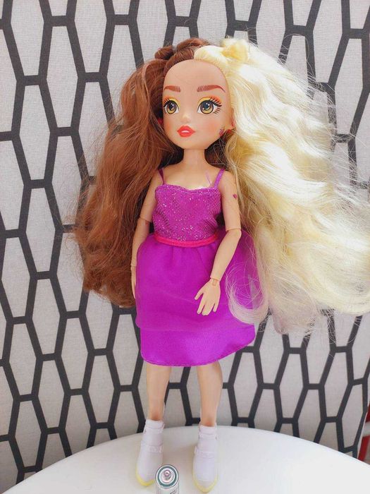 Far Out Toys лялечка Ерін 2021 рік.