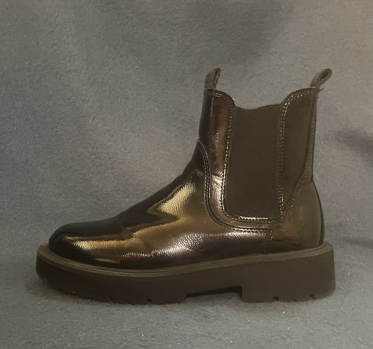 Стильные лаковые кожанные  Zara. Оригинал из Европы. Размер 33.