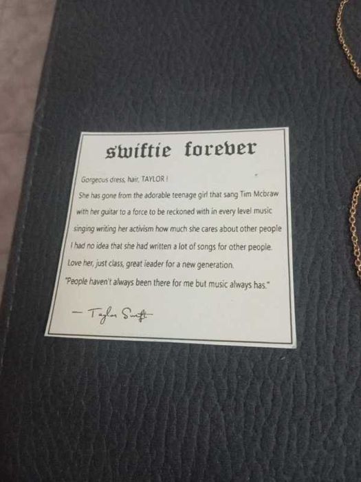 Colar Taylor Swift dourado - Lover