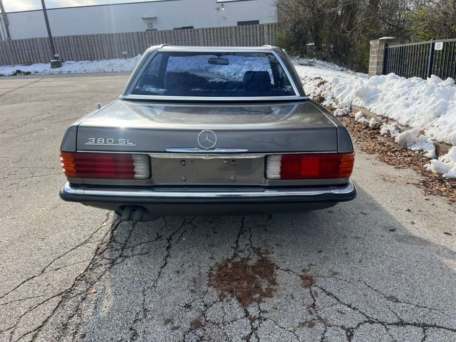Piękny Mercedes 380 SL w107