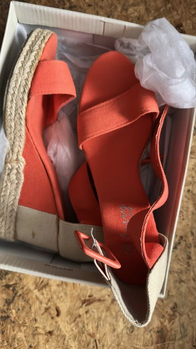 Piękne letnie buty na koturnie 38