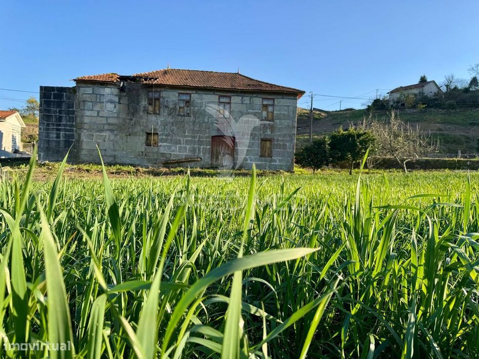 Quinta com "2 Moradias Independentes", em Oleiros, Guimarães