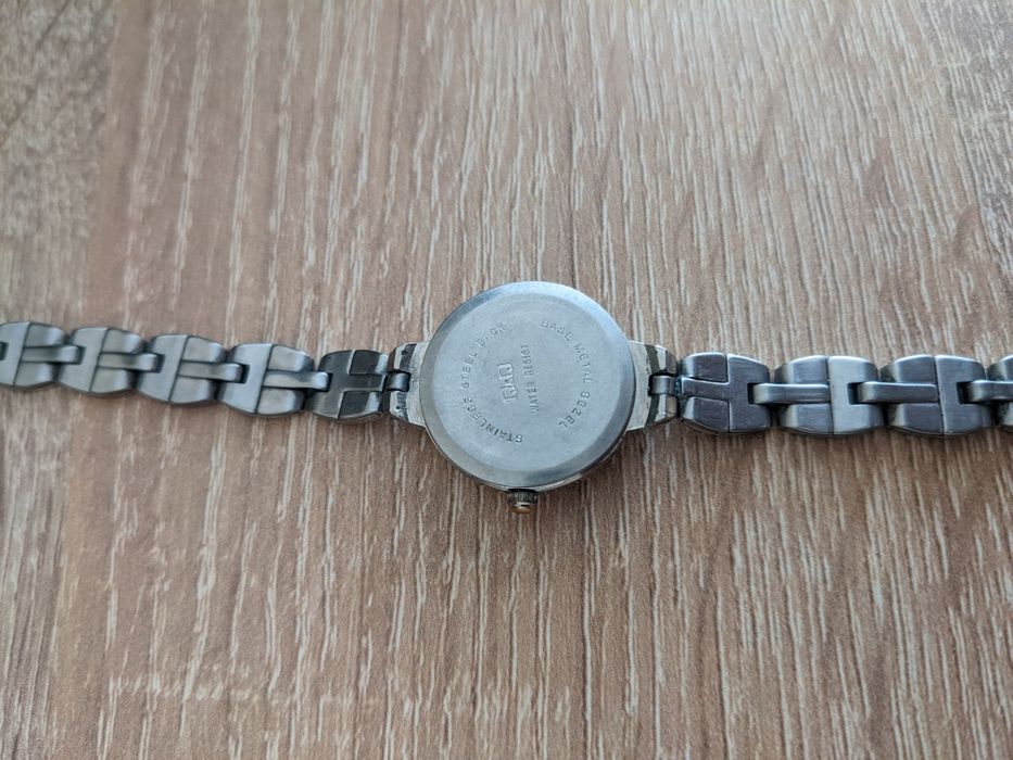 Жіночий годинник Q&Q Quartz
