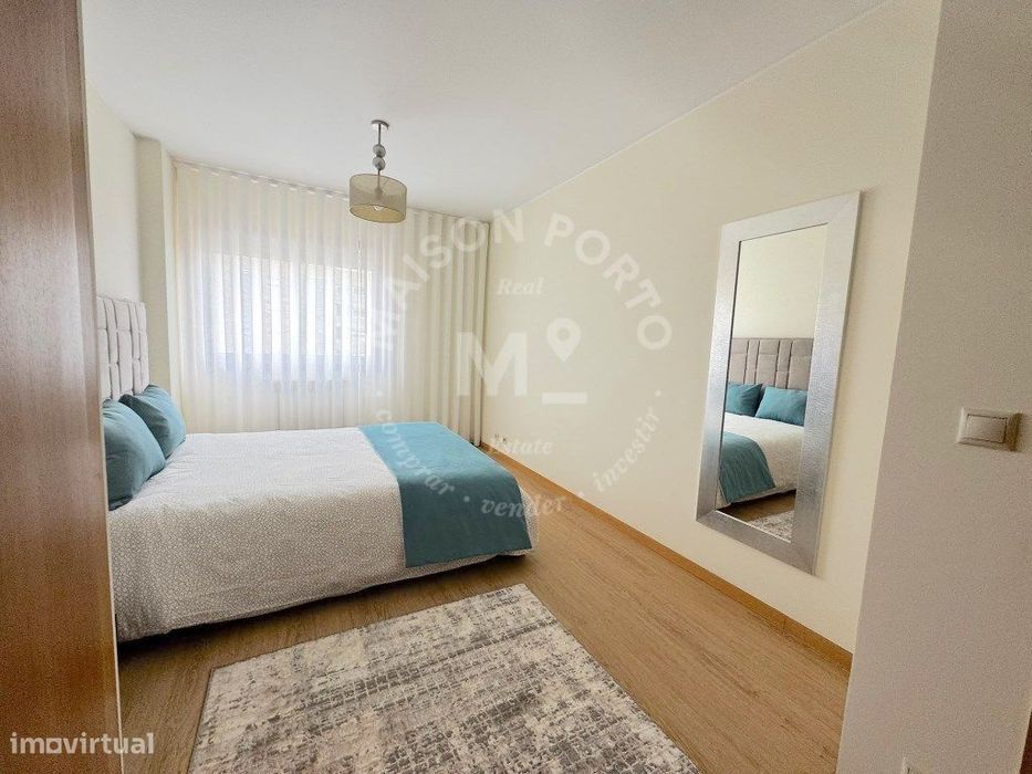 Apartamento T3 com Jardim Privativo, Estacionamento, Totalmente Mob...