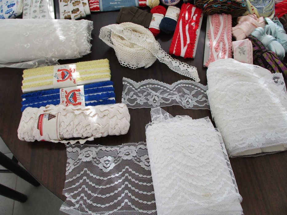 Lote de várias rendas brancas para aplicações, fitas bordadas decorativas, fita grega, restos novos de retrosaria