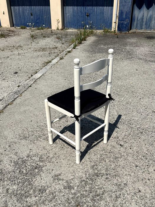 Conjunto mesa branca e duas cadeiras