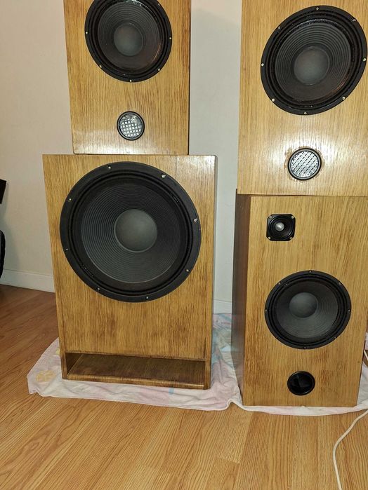 4× colunas de som JBS de 250 Watts médios agudos e 1 × Subwoofer JBS de 600 Watts seminovo com muito pouco uso.