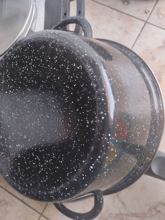 varias panelas em bom estado