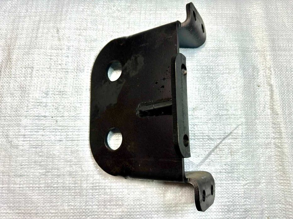 Кронштейн підвіски роздатки (лівий) Камаз 4310-1801022