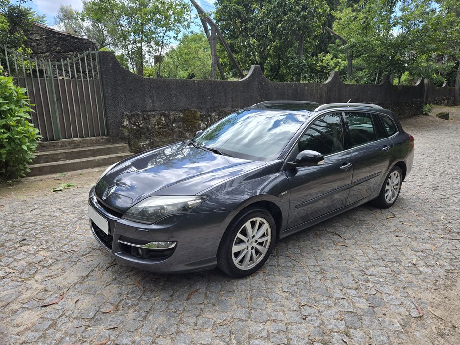 Conforto para viagens com a família em um carro em excelente estado topo de gama