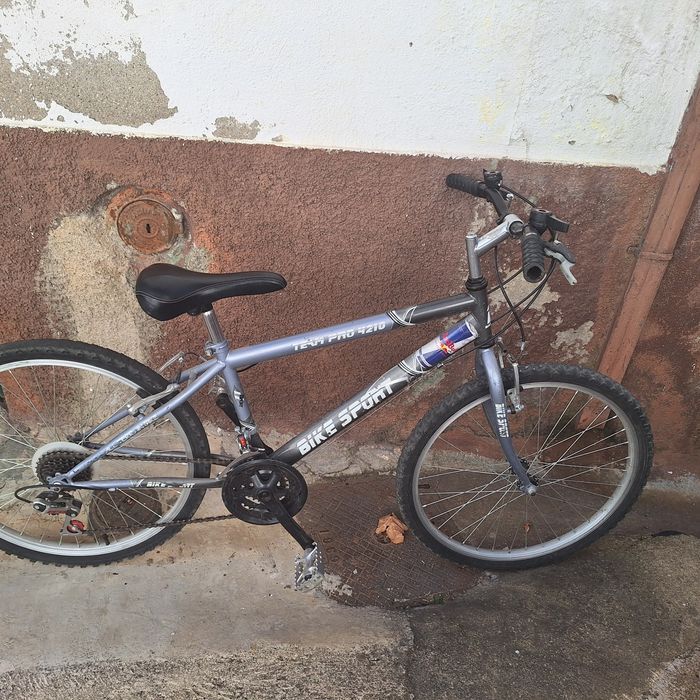 Bicicleta vermelha ,cinza