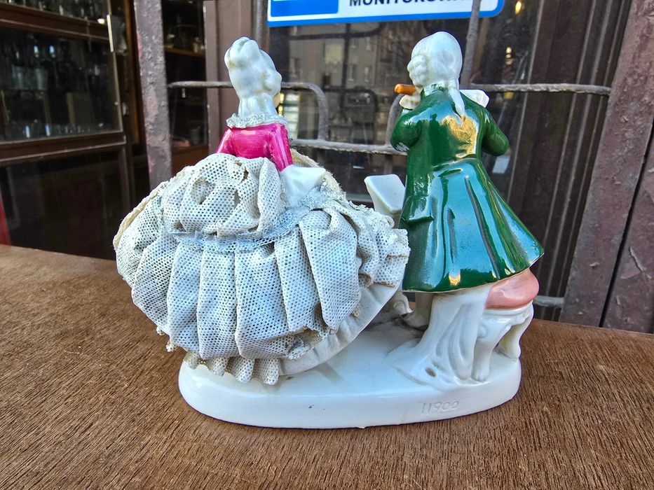 Stara porcelanowa figurka para GDR