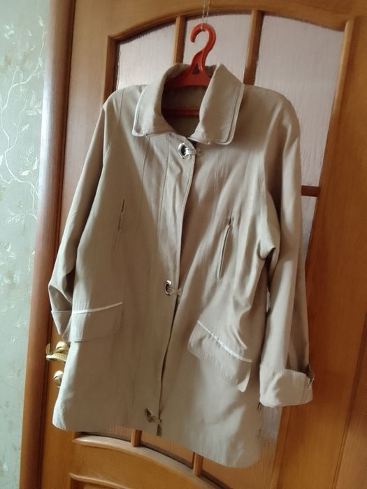 Ветровка женская р.50-52 бежевая