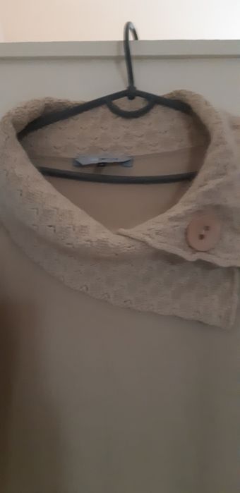 Светер біжоврго кольору