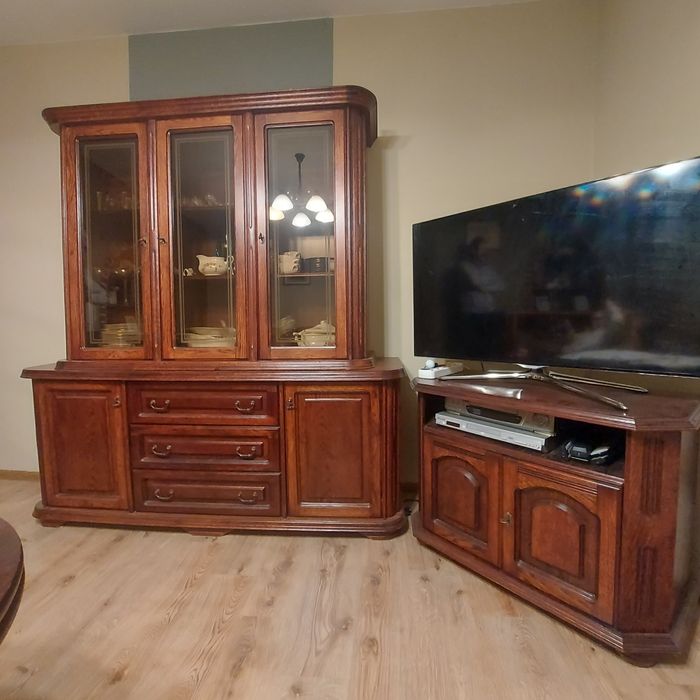 Klasyczne meble do salonu - witryna,
kredens, szafka RTV | drewno