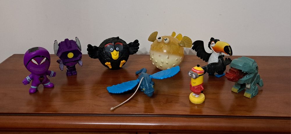 8 Figuras em miniatura com cores alegres