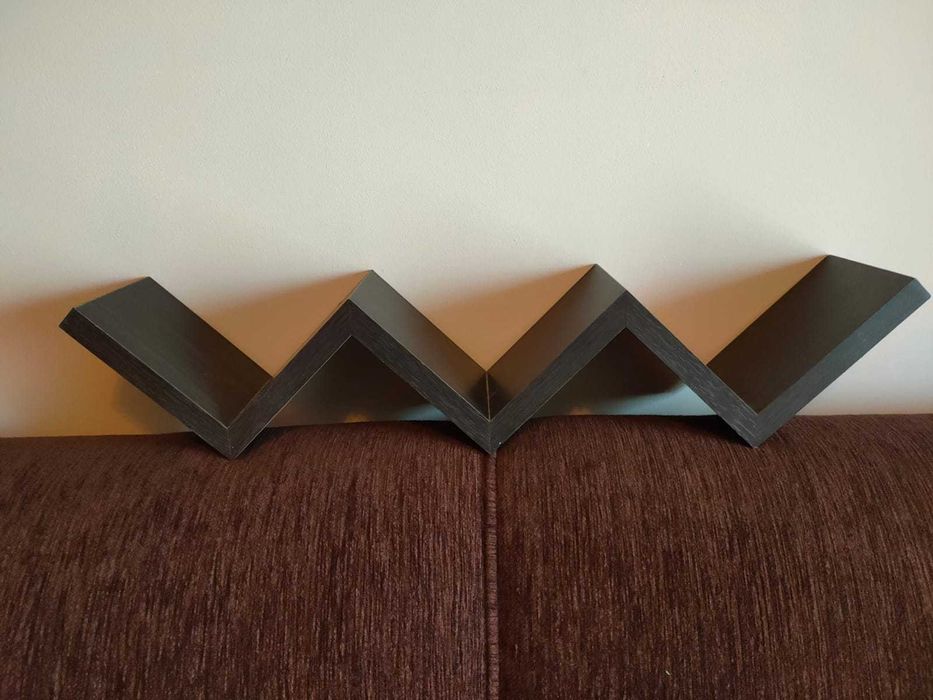 Prateleira ZigZag, em madeira de aglomerado, efeito Wengue.