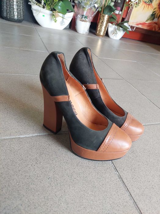 Buty na obcasie - sandałki beżowe, obcasy brązowe i fioletowe