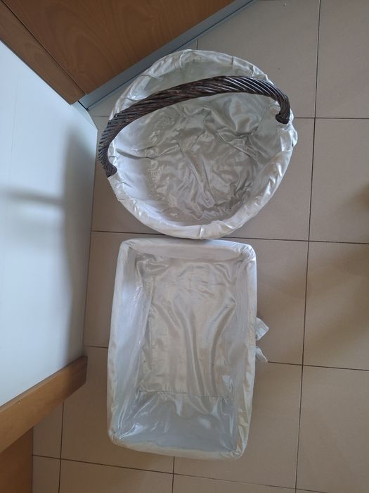 2 cestas vime castanho com tecido prateado