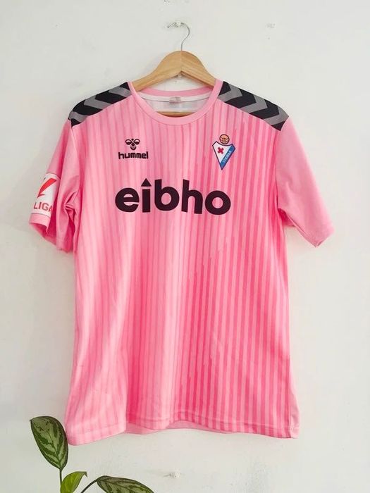 Camisola de futebol inspirada no terceiro equipamento do SD Eibar da época 2023/2024