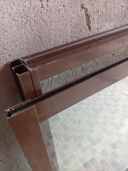 Janela em alumínio de cor castanha