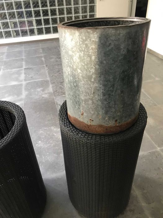 Conjunto de 2 floreiras e respectivos vasos.