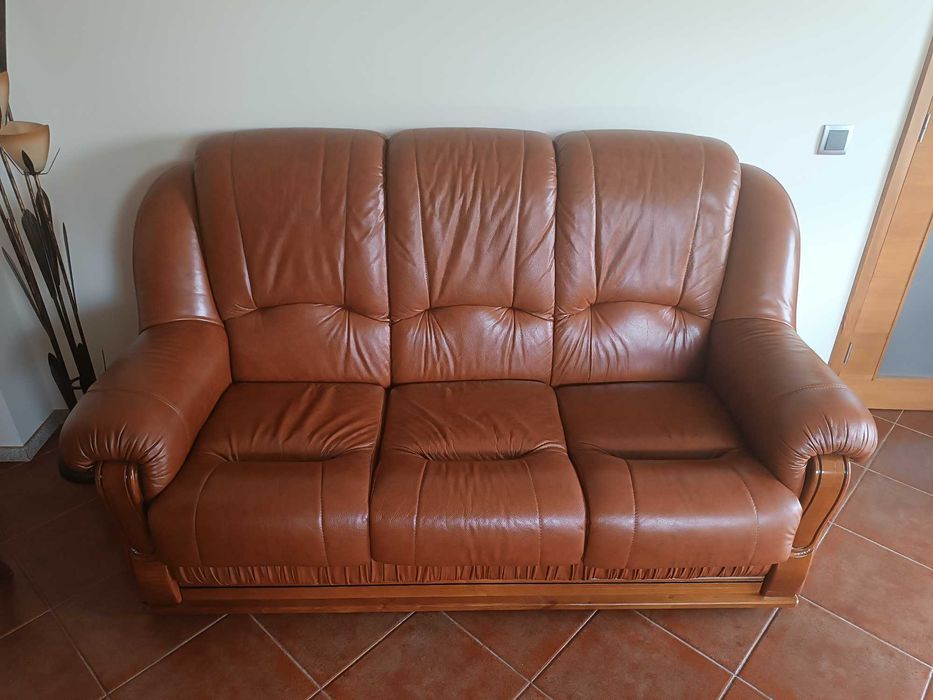 Sala com sofás, bar e móveis