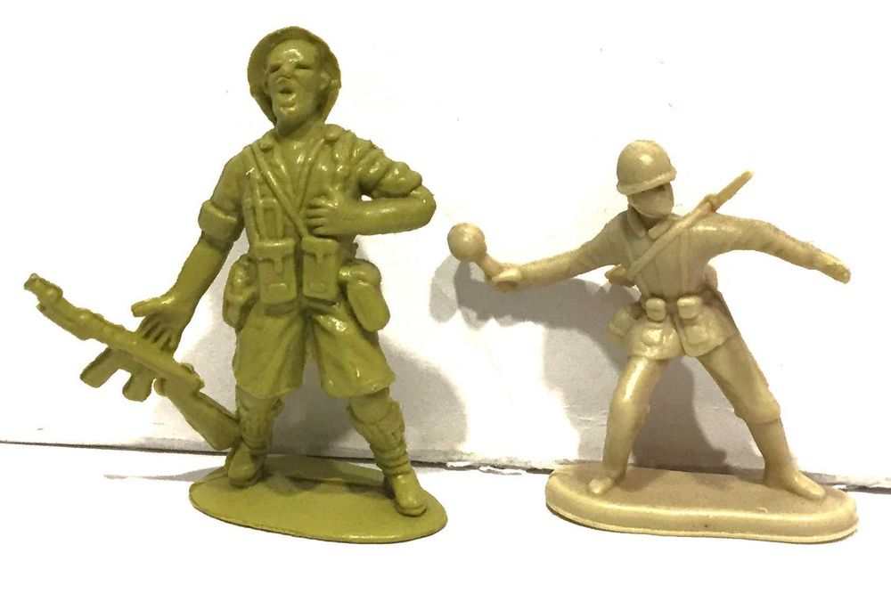 Conjunto de 13 soldados em plástico - não estão marcados