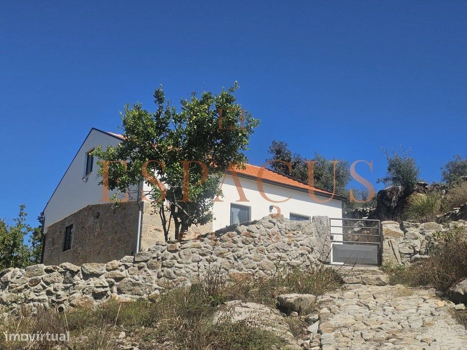 Moradia T2 independente com terreno em Vila de Punhe