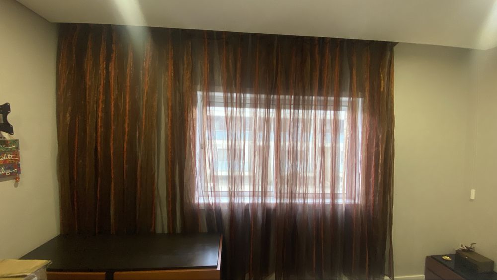 Três Cortinas Castanhas de Organza – Muito Modernas!