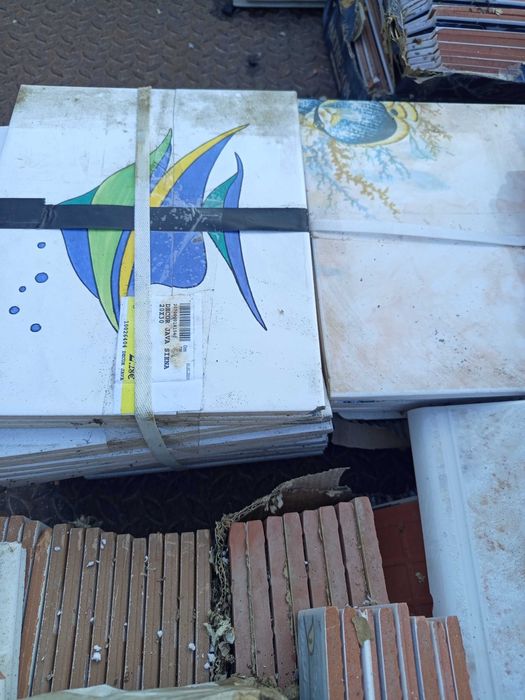 Lambrim e rodapé em cerâmica