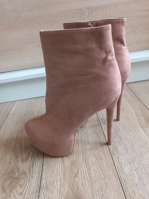 Kremowe botki na szpilce