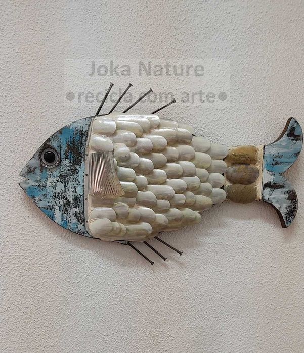 Peixe em madeira 100% artesanal com materiais reciclados (50x30cm)