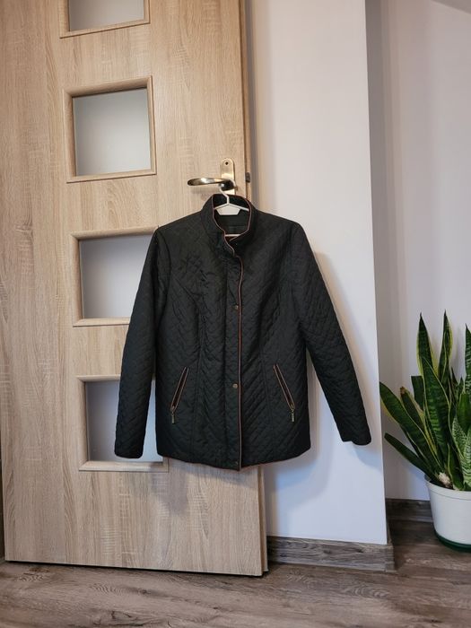 Czarna kurtka pikowana