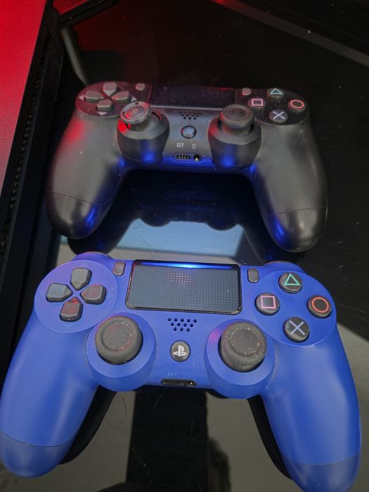 Ps4 slim 500Gb + jogo + 2 comandos.