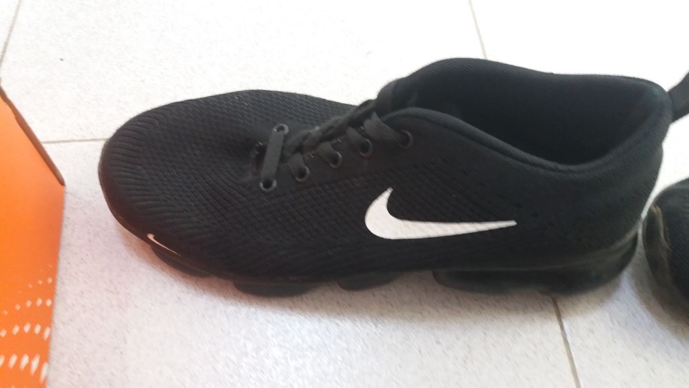 Ténis Nike n.42 cor preta em muito bom estado.