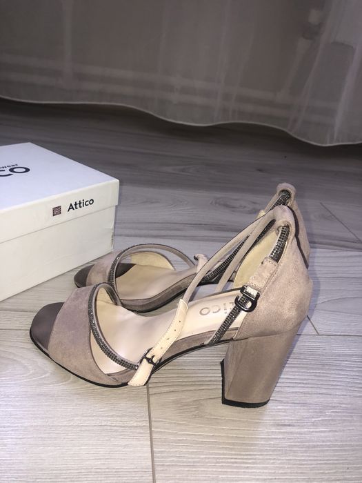 Босоніжки пудрові б/у 39 розмір