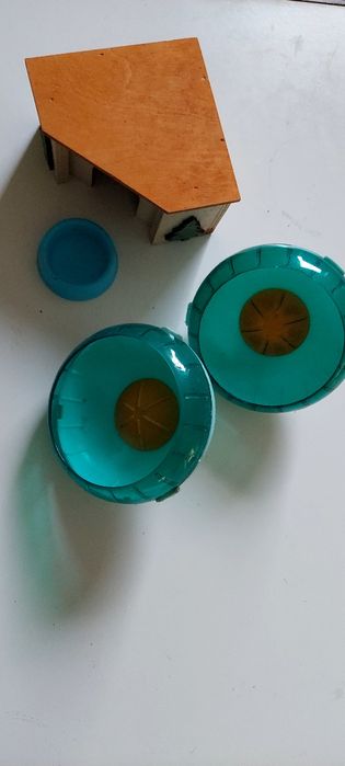 Chomik rzeczy/akcesoria ( domek,miseczka i 2 kołowrotki