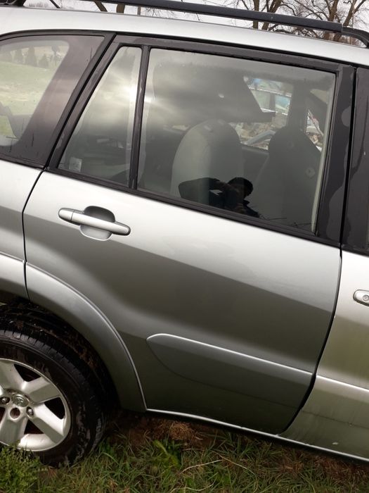 Drzwi prawe,lewe tył 6T6 Toyota Rav4 ll 00-05