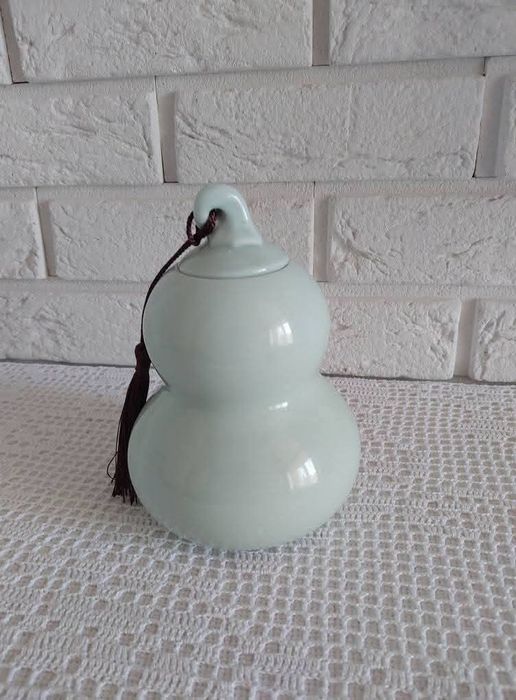 Ceramiczny pojemnik z chwostem.
