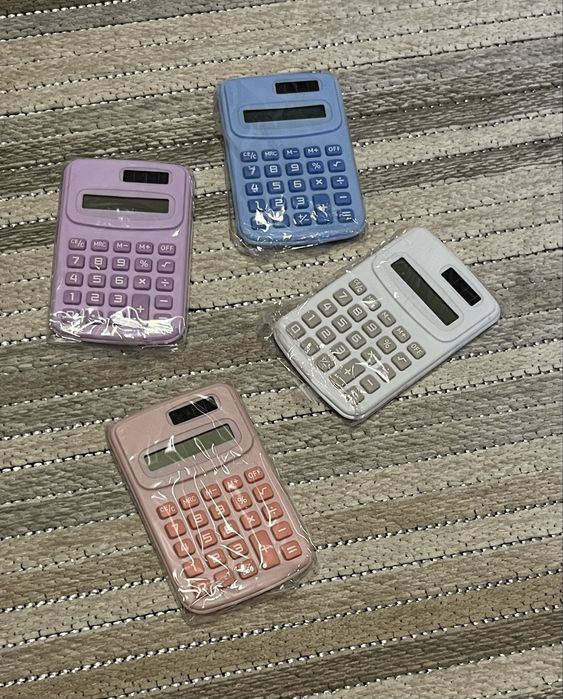 Калькулятори міні рожевий, фіолетовий, синій та білий