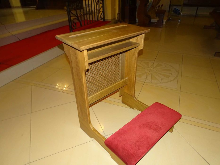 konfesjonał przenośny klęcznik meble sakralne ławki