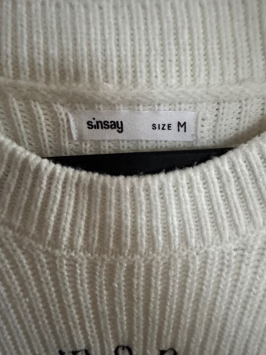 Bialy sweter Sinsay M z granatowa litera