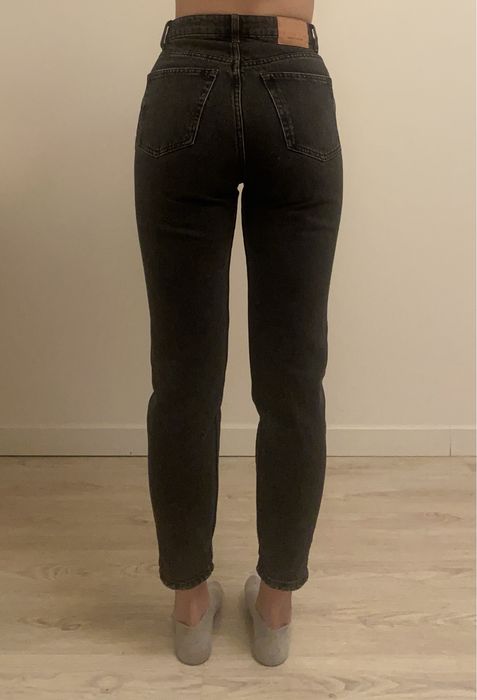 Mom jeansy czarne bershka