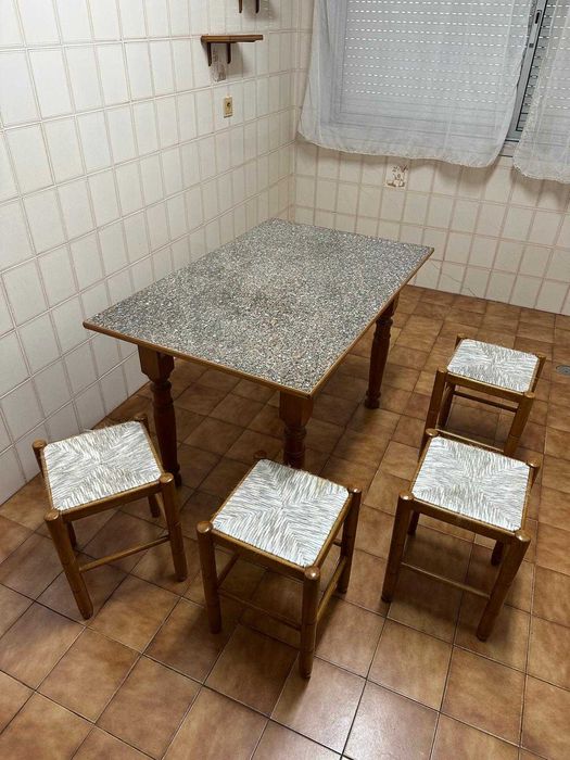 Mesa para cozinha em ótimo estado
