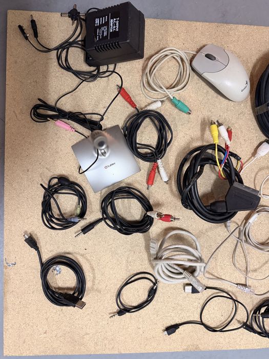 Cables + Computer Equipment446796895649812481
