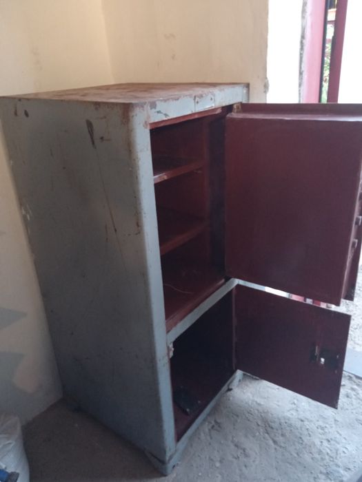 Продам сейф металлический